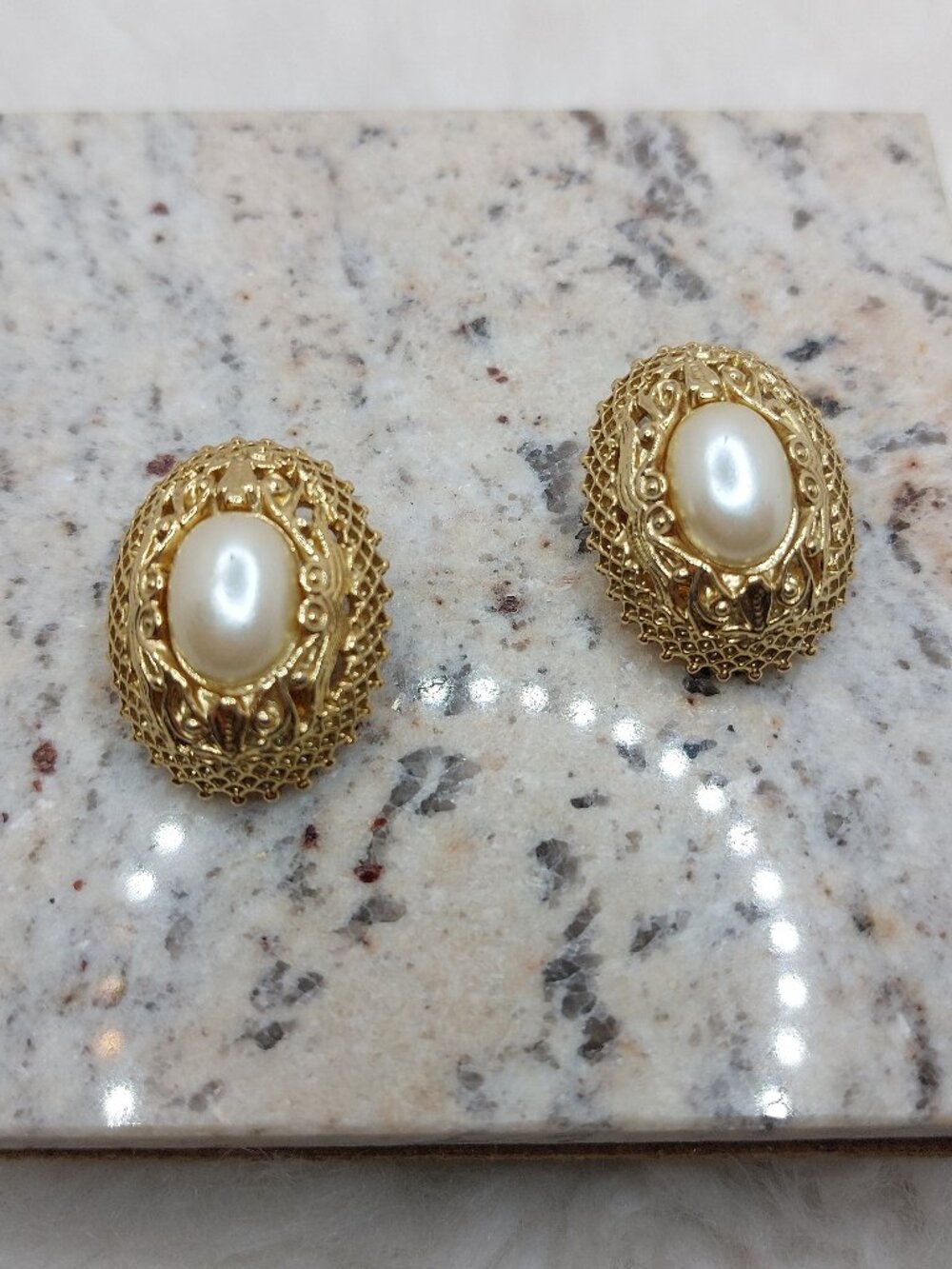 Vintage Art Deco Faux Pearl Gold-Toned Filigreer Clip on Earring